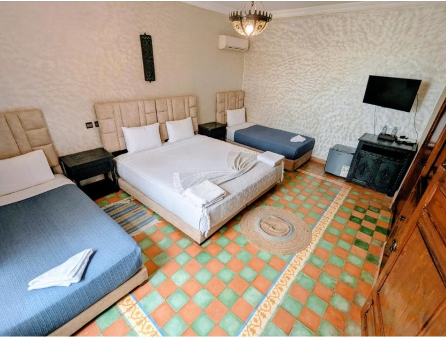 Chambre Familiale Supérieure — TV et meubles